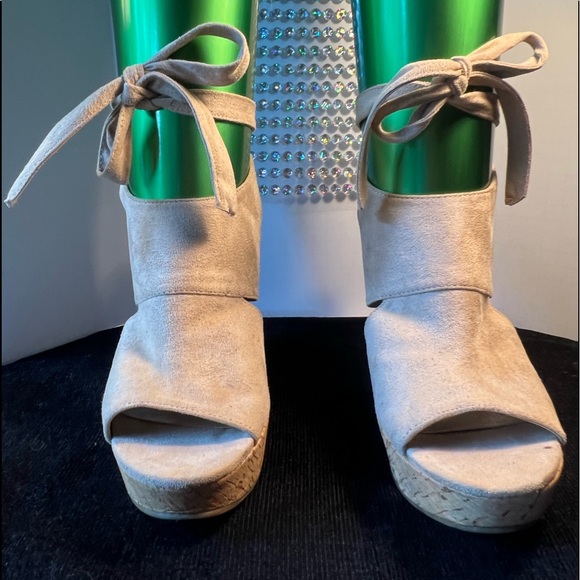 GUESS size 8 cream suede tie up wedge heel - Picture 3 of 5